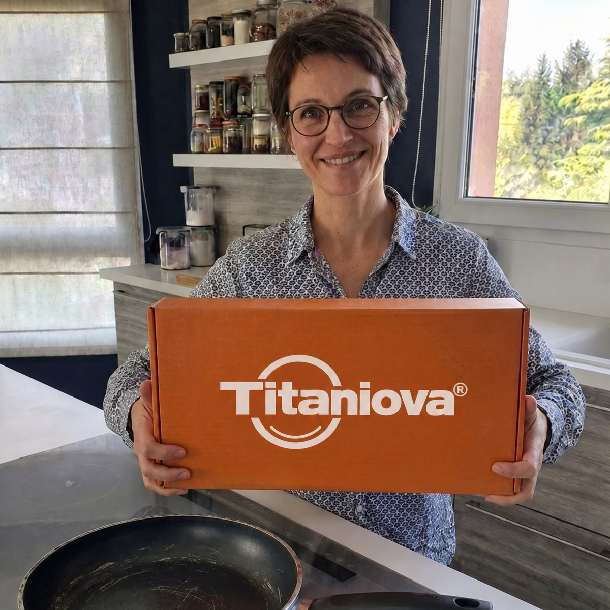 Cliente a receber a caixa da frigideira Titaniova