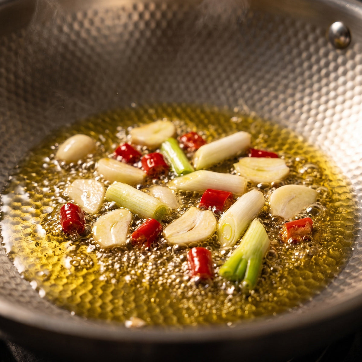 Saltato nel wok in titanio martellato